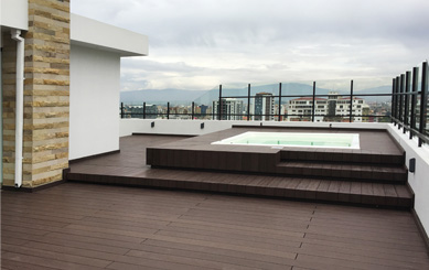 Traditional Deck for Open Air Swimming Pool